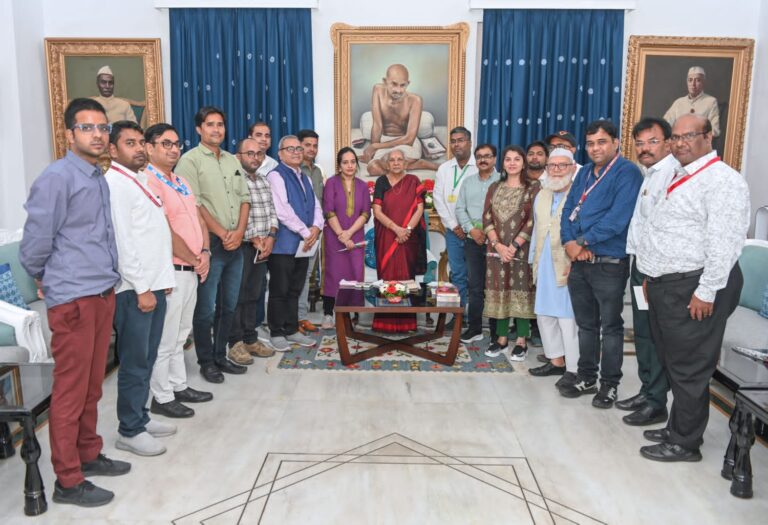 मध्य प्रदेश के 13 सदस्यीय मीडिया प्रतिनिधिमंडल की राज्यपाल आनंदीबेन पटेल से शिष्टाचार भेंट