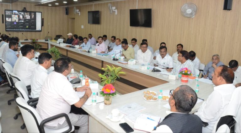 उद्यान मंत्री दिनेश प्रताप सिंह ने उद्यान विभाग की योजनाओं की समीक्षा की