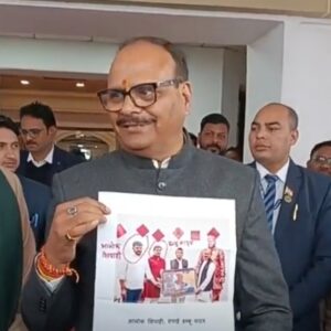 कफ सिरप के वांछितों की सपा मुखिया के साथ तस्वीर लेकर पहुंचे डिप्टी सीएम