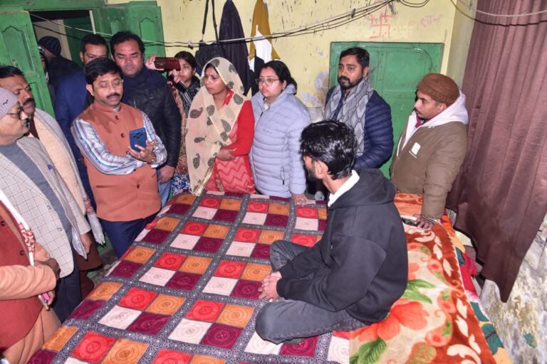 मंत्री नन्द गोपाल नन्दी ने फूलपुर फायरिंग कांड के बाद पीड़ित परिवार से मिले, अपराधियों पर कठोरतम कार्रवाई के दिए निर्देश