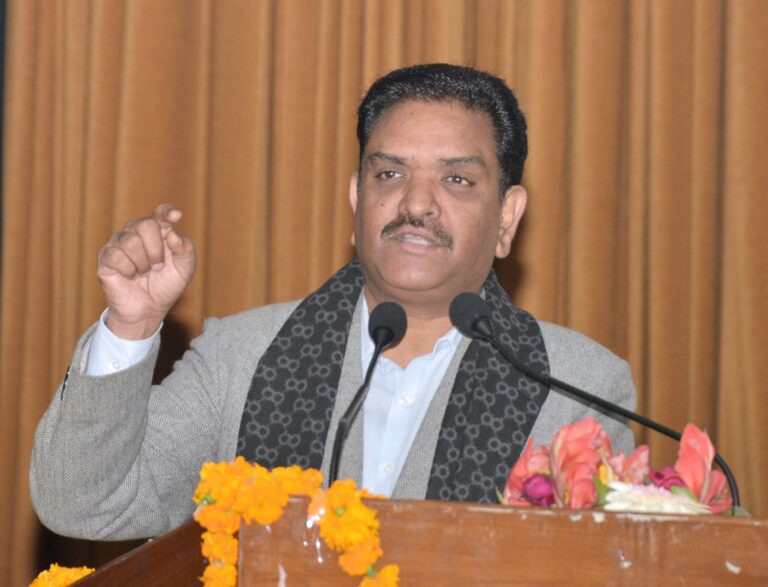 समाज कल्याण योजनाओं में लापरवाही, हरदोई के जिला समाज कल्याण अधिकारी निलंबित 