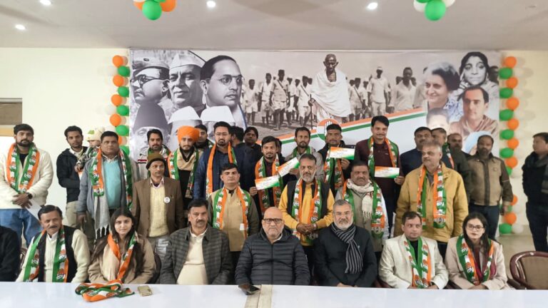 अनुप्रिया वर्मा एवं नेहा चौधरी ने समर्थकों सहित कांग्रेस में शामिल