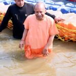 सीएम योगी ने किया ‘संगम स्नान’, मां गंगा का किया पूजन, बड़े हनुमान जी के चरणों में झुकाया शीश
