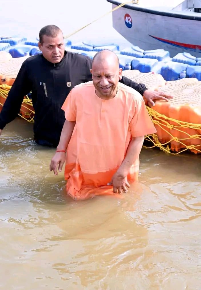 सीएम योगी ने किया ‘संगम स्नान’, मां गंगा का किया पूजन, बड़े हनुमान जी के चरणों में झुकाया शीश
