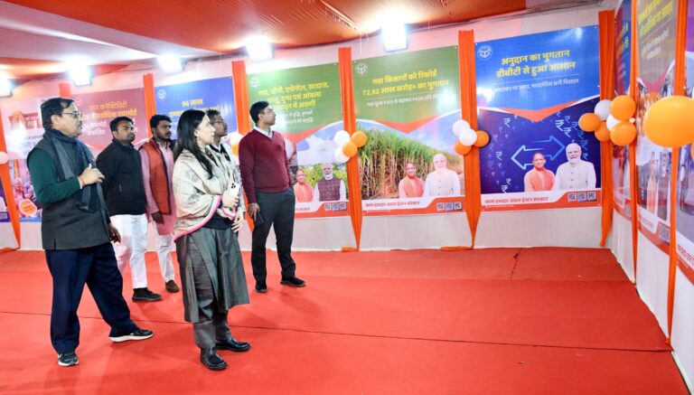 मण्डलायुक्त ने किया सूचना एवं जनसम्पर्क विभाग की प्रदर्शनी का अवलोकन