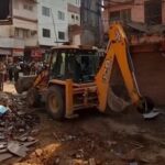 वाराणसी की दालमंडी में बुलडोजर एक्शन शुरू, पूरी गली सील
