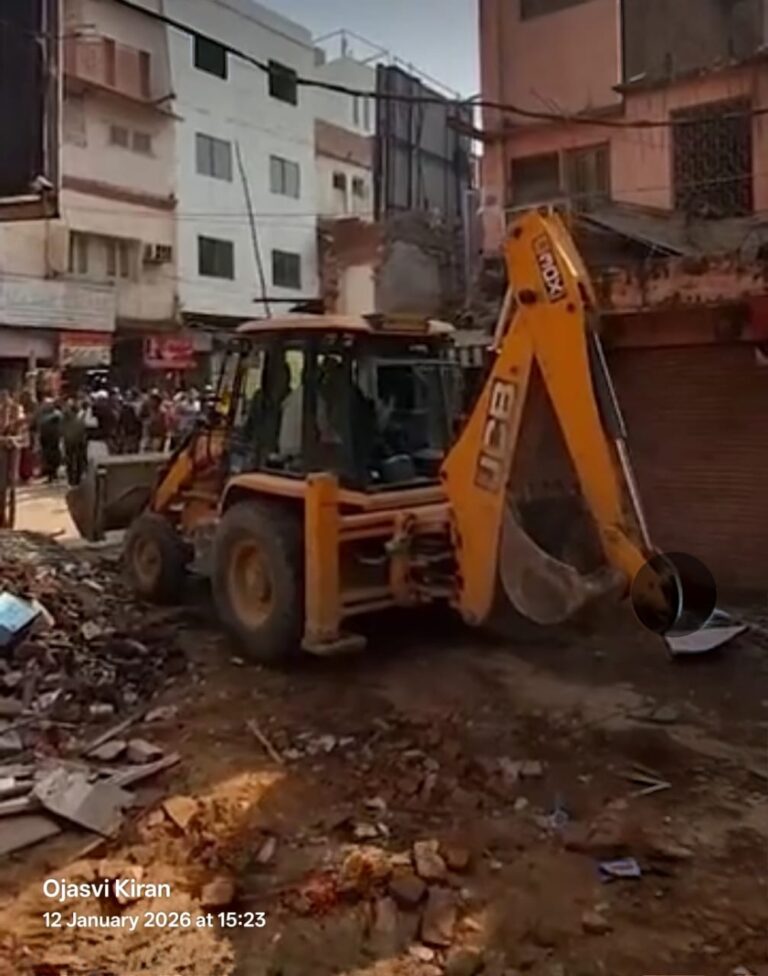 वाराणसी की दालमंडी में बुलडोजर एक्शन शुरू, पूरी गली सील