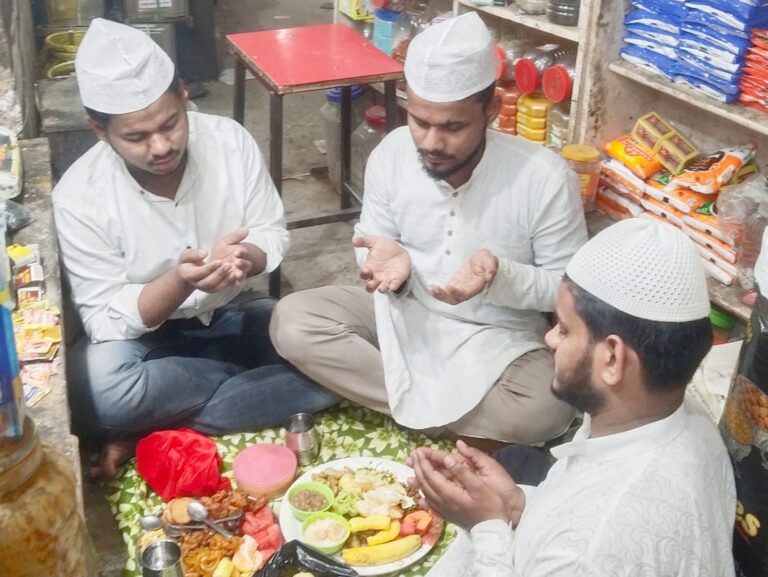 माहे रमजान के दूसरे रोजे और पहले जुमा पर बारगाहे इलाही में झुके सिर-किया सिजदा