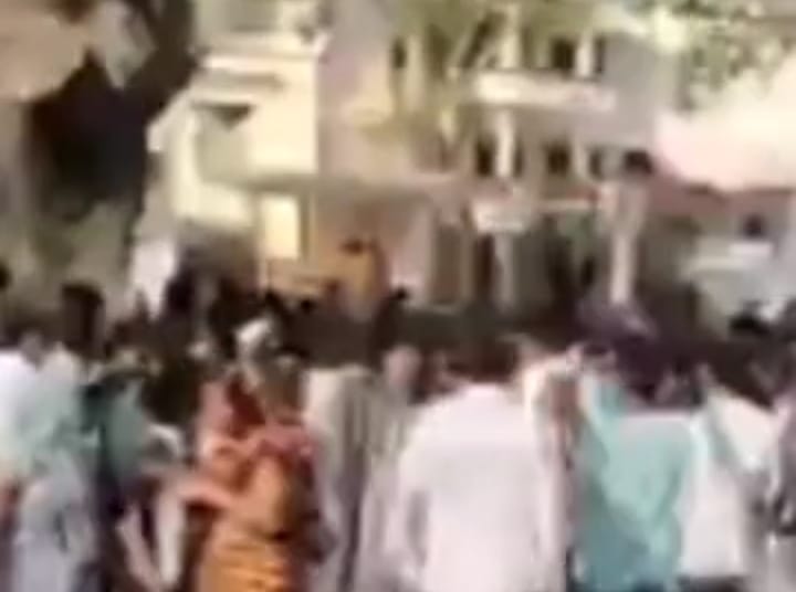 हादसा करने वाली बस न पकड़े जाने पर भड़के परिजन घरवालों ने घेरा थाना, एक दिन पहले हादसे में हुई थी छात्र की मौत, पुलिस ने 24 घंटे मांगे