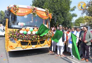 प्राविधिक शिक्षा मंत्री एवं परिवहन मंत्री ने लखनऊ से हनुमानगंज (चित्रकूट) के लिए नई बस सेवा को हरी झण्डी दिखाकर रवाना किया