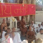 अक्षय वट की छाँव में उमड़ा भक्ति का सैलाब; मुनि समता सागर महाराज का भव्य मंगल प्रवेश