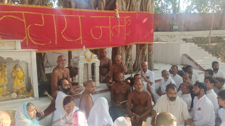 अक्षय वट की छाँव में उमड़ा भक्ति का सैलाब; मुनि समता सागर महाराज का भव्य मंगल प्रवेश