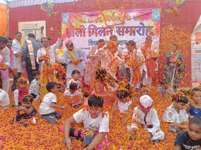 विशेष बच्चों ने वृंदावन की शैली में मनायी अनूठी होली 