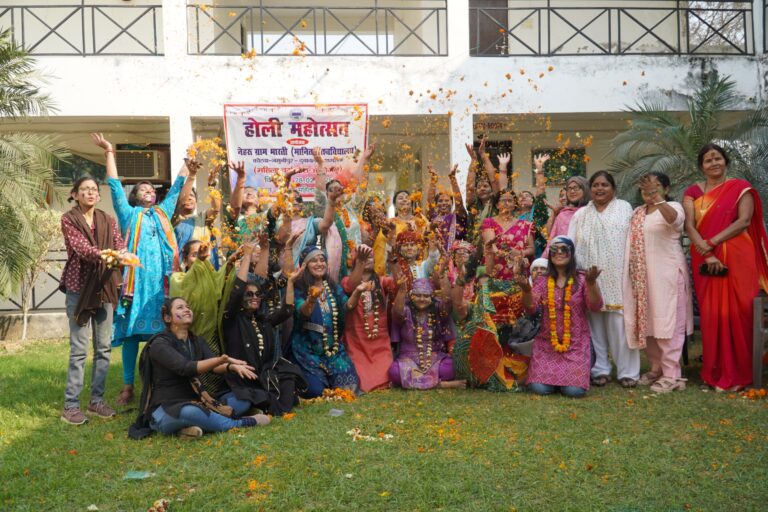 नेहरू ग्राम भारती विश्वविद्यालय, महिला शिक्षकों और छात्राओं ने फूलों और गुलाल संग मनाई होली