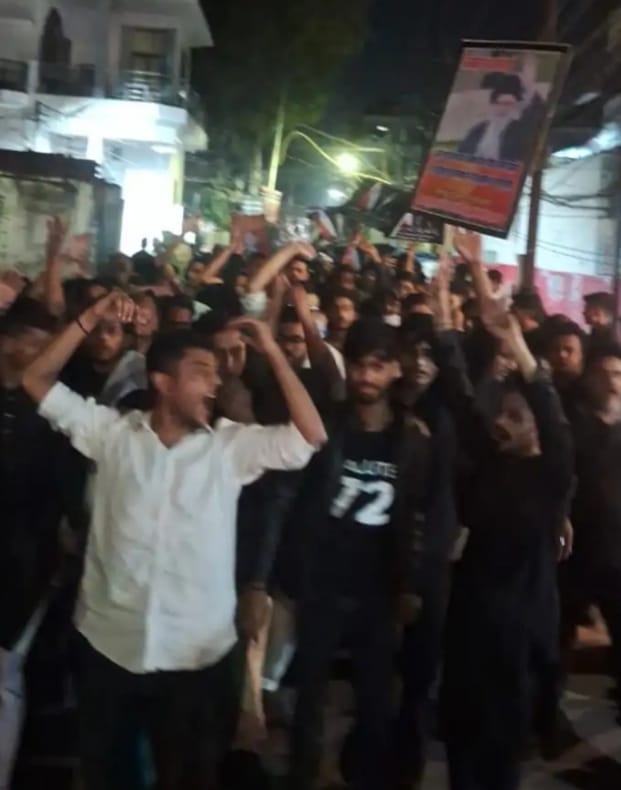 खामनेई की याद में उमड़े लोग, पसरा मातम,ईरान के सुप्रीम लीडर के पोस्टर लेकर सड़क पर उतरीं महिलाएं, पुतला फूंका 