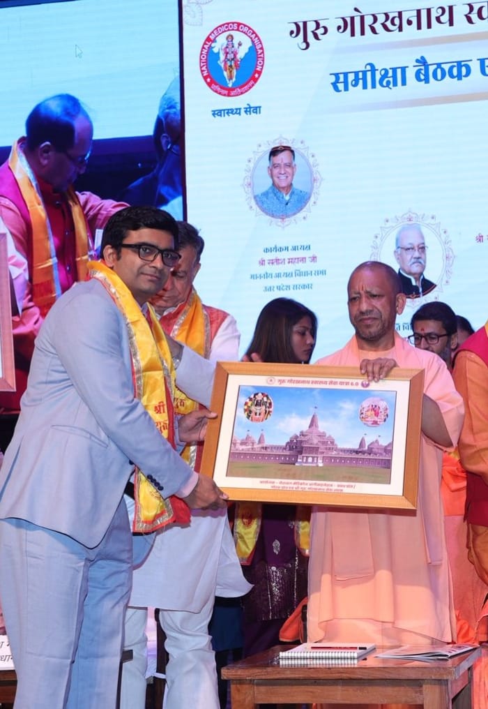 मुख्यमंत्री द्वारा डॉ संतोष सिंह को चिकित्सा क्षेत्र में उत्कृष्ट कार्यों के लिए मिला सम्मान