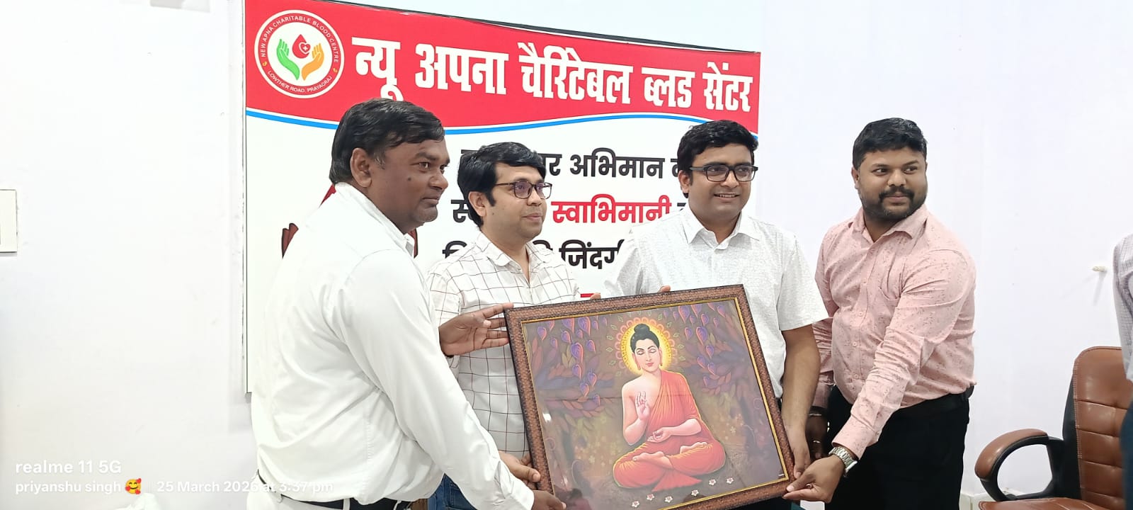 बुद्ध की प्रतिमा देकर समाजसेवियों ने किया सम्मान