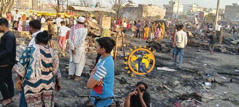 लखनऊ अग्निकांड में जान गंवाने वाले बच्चों के परिजनों को 4-4 लाख रुपये की सहायता राशि सौंपी गयी