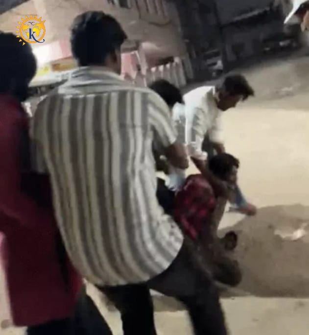 चोरी के आरोप में युवक की बीच सड़क में पिटाई लात-घूसे मारे, युवक छोड़ने को गिड़गिड़ाता रहा