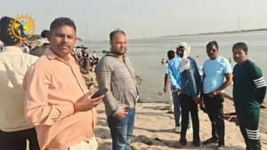 गंगा स्नान के दौरान डूबे प्रतियोगी छात्र का शव मिला, दूसरे की खोजबीन जारी