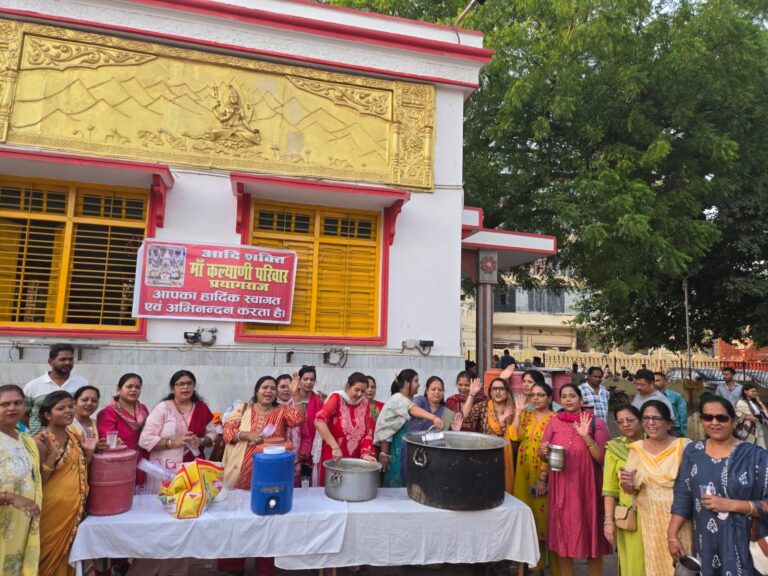 प्रयागराज : ‘आदि शक्ति मां कल्याणी परिवार’ ने गंगा दशहरा पर परोसा ममता का शरबत, उमड़ी भीड़।
