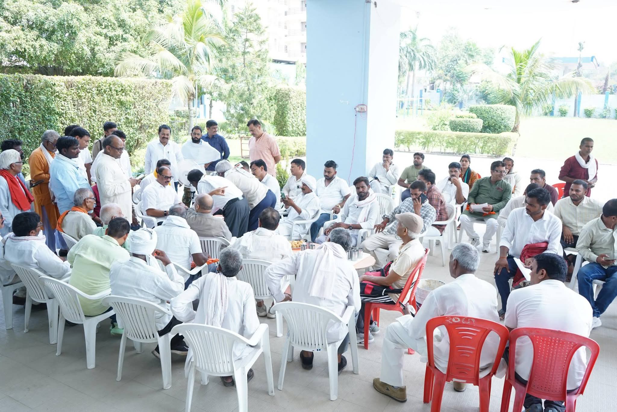 फूलपुर सांसद प्रवीण पटेल जनता की समस्याओं का समाधान करते हुए