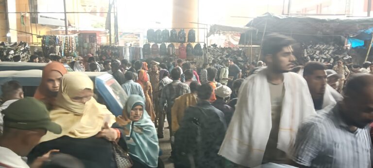 यूपी सिपाही भर्ती : चारबाग में युवाओं का जनसैलाब, व्यवस्थाओं की पोल खोलती अव्यवस्था