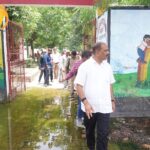 सांसद प्रवीण पटेल ने स्कूल में जलभराव का किया निरीक्षण
