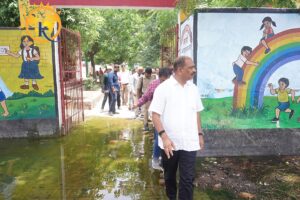 सांसद प्रवीण पटेल ने स्कूल में जलभराव का किया निरीक्षण