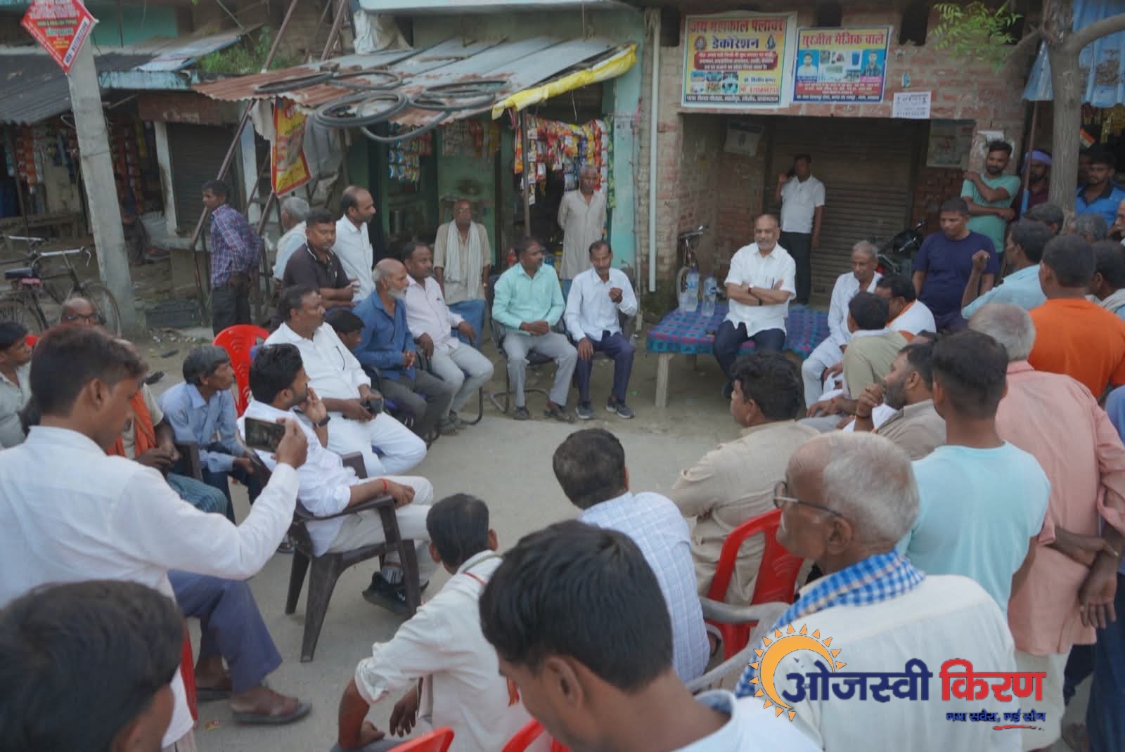 फूलपुर सांसद प्रवीण पटेल सोरांव के सैमरा चौराहा पर क्षेत्रवासियों संग चाय पर चर्चा करते हुए
