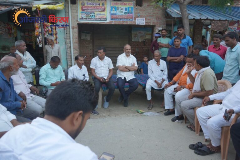 फूलपुर सांसद प्रवीण पटेल ने सोरांव में की ‘चाय पर चर्चा’, सैमरा चौराहा पर सुनी जनता की बात